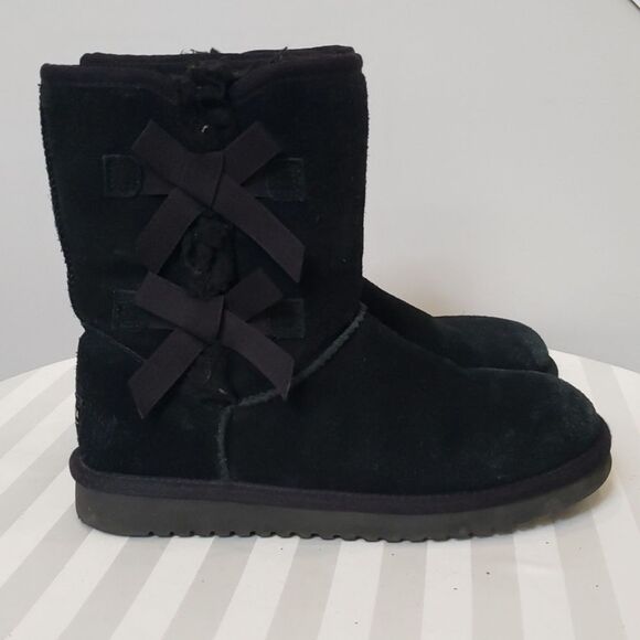 Koolaburra by UGG Boot Womens sz 7 Attie Black Double Side Bow Suede Sherpa Shoe - Picture 2 of 5